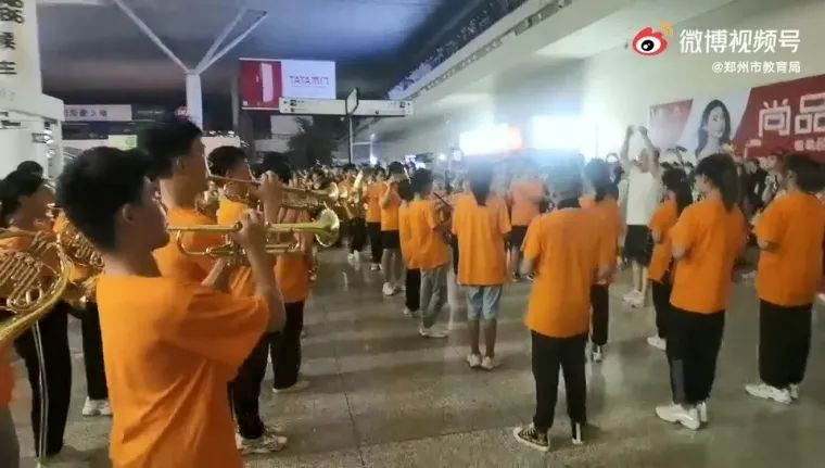 破防！暴雨被困高铁站的这群郑州孩子用音乐打动了所有人..._http://www.jidianku.com_教育资讯_第3张