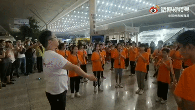 破防！暴雨被困高铁站的这群郑州孩子用音乐打动了所有人..._http://www.jidianku.com_教育资讯_第1张