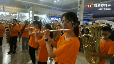 破防！暴雨被困高铁站的这群郑州孩子用音乐打动了所有人..._http://www.jidianku.com_教育资讯_第2张
