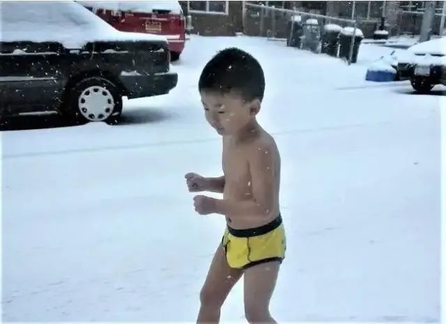 10年前，被父亲逼迫零下13度裸跑的4岁小男孩，现在怎么样了？_http://www.jidianku.com_招生问答_第1张