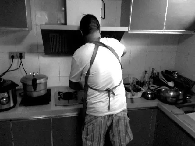 你见过凌晨4点半的厨房吗？读书很苦，但父母的煎熬是你的100倍！（转给孩子）_http://www.jidianku.com_招生问答_第3张